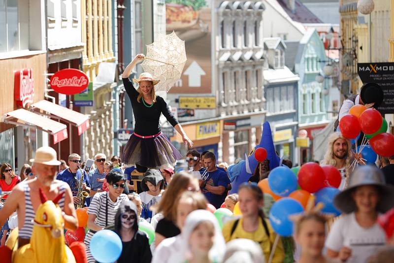 Libercem prošel průvod masek, který odstartoval festival loutkového divadla Mateřinka.