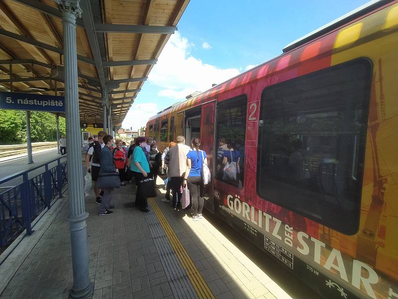 V pondělí ráno se díky dalšímu uvolnění koronavirových opatření obnovil provoz na vlakových spojích většiny mezinárodních linek.