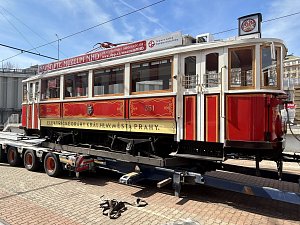 Velké stěhování má za sebou motorový vůz z roku 1915 vyrobený firmou Ringhoffer a od stejné firmy vlečný vůz z roku 1930.