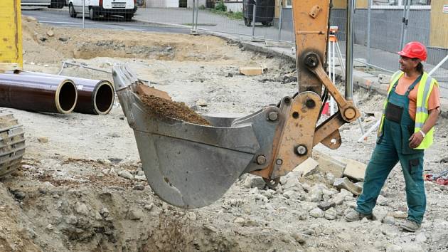 Dělníci v centru města vyměńují vodovodní potrubí