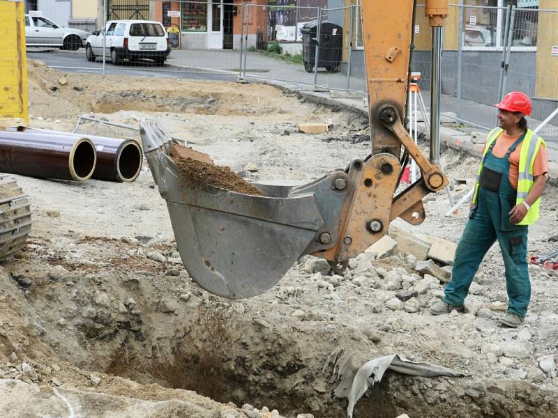 Dělníci v centru města vyměńují vodovodní potrubí