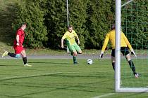 V libereckém derby fotbalové I. B třídy v minulé sezoně prohrála VTJ Rapid Liberec doma s Vescem (červené dresy) 1:3. Teď se Rapid posouvá do krajského přeboru.