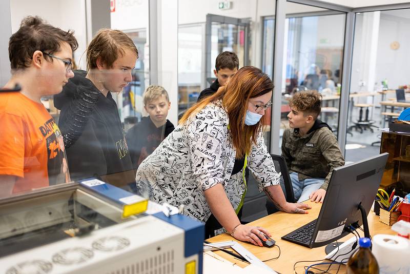 Kluci a holky soutěžili v libereckém iQFABLABu o nejlepší módní doplněk. O vítězi rozhodne veřejnost při hlasování na internetu.