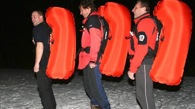  Psovodi horské služby Pavel Hořejší, Josef Hepnar a Robert Hýča (zprava) mají důvod k úsměvu. Vyzkoušeli si aktivaci airbagu, který zvyšuje šanci na přežití. 