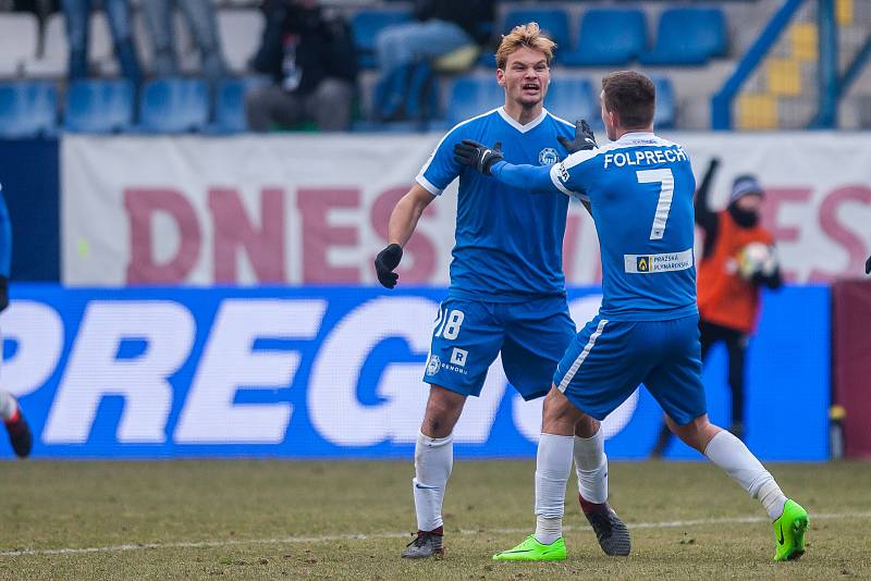 Zápas 19. kola první fotbalové ligy mezi týmy FC Slovan Liberec a MFK Karviná se odehrál 3. března na stadionu U Nisy v Liberci. Na snímku zleva Matěj Pulkrab a Zdeněk Folprecht.