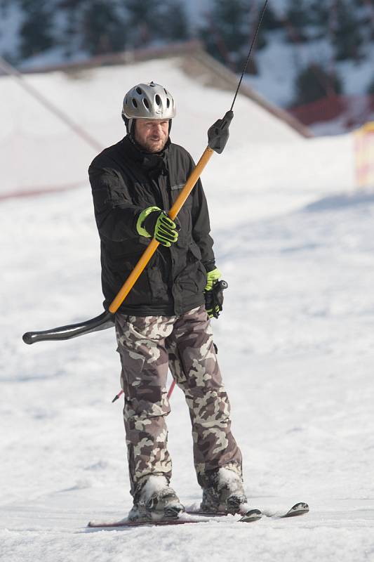 Lyžování v libereckém skiareálu Ještěd.