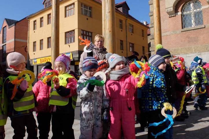 Děti ze všech budov mateřských škol ve Frýdlantu i ze Základní školy speciální z Frýdlantu se v úterý loučily se zimou a vítaly jaro. 