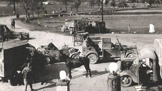 OPUŠTĚNÉ VOZY a technika, odhozené zbraně. Typický obrázek z května 1945, kdy německá armáda prchala před Rusy.