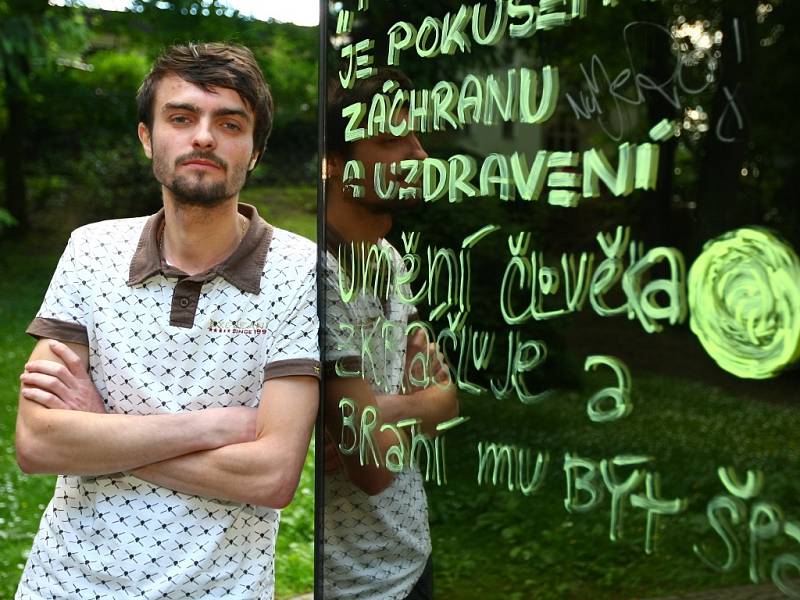 PARAZIT V MĚSTSKÉM PROSTŘEDÍ. Tak znělo zadání semestrální práce na katedře enviromentálního designu Technické univerzity. Student David Čermák popsal pomník poezií a prózou.