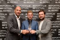 Bývalý fotbalový reprezentant Jan Koller (vlevo) si na festivalu Sportfilm převzal jednu z cen.