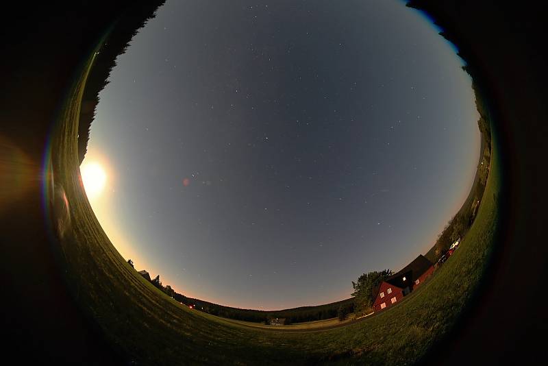 Pozorování noční oblohy na Jizerce zpestřil meteorický roj Perseid