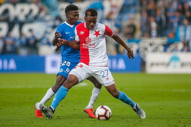 Zápas 12. kola první fotbalové ligy mezi týmy FC Slovan Liberec a SK Slavia Praha se odehrál 21. října na stadionu U Nisy v Liberci. Na snímku zleva Murphy Dorley a Benjamin Traore Ibrahim.