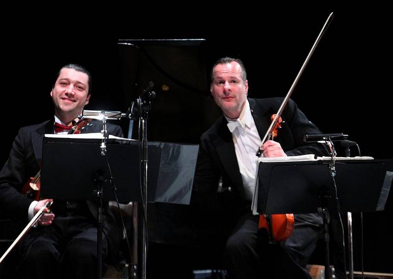 ONDŘEJ HAVELKA a MELODY MAKERS. Legendární swingový orchestr Ondřeje Havelky přiblížil v neděli 27. listopadu plnému českolipskému kulturáku tuzemské i zahraniční hity let 20., 30. a 40. Sám Havelka publikum celý večer zásoboval vtipy a historkami.