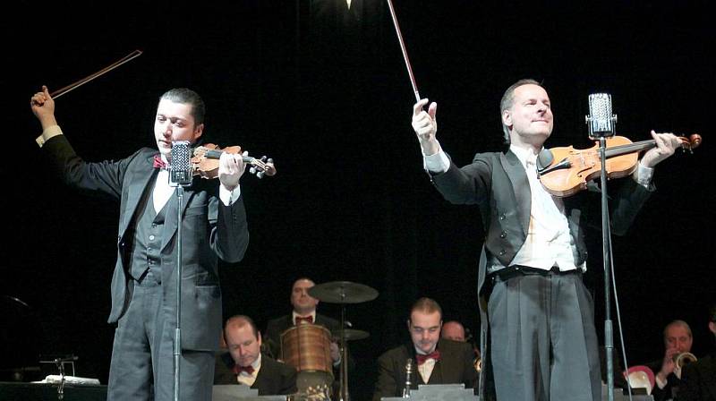 ONDŘEJ HAVELKA a MELODY MAKERS. Legendární swingový orchestr Ondřeje Havelky přiblížil v neděli 27. listopadu plnému českolipskému kulturáku tuzemské i zahraniční hity let 20., 30. a 40. Sám Havelka publikum celý večer zásoboval vtipy a historkami.