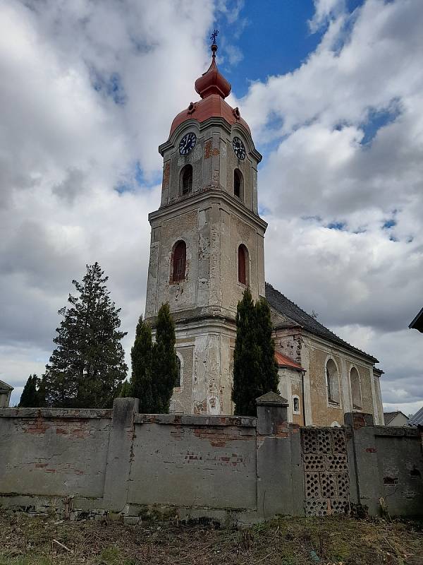 Kostel Všech svatých v Kunraticích u Frýdlantu.