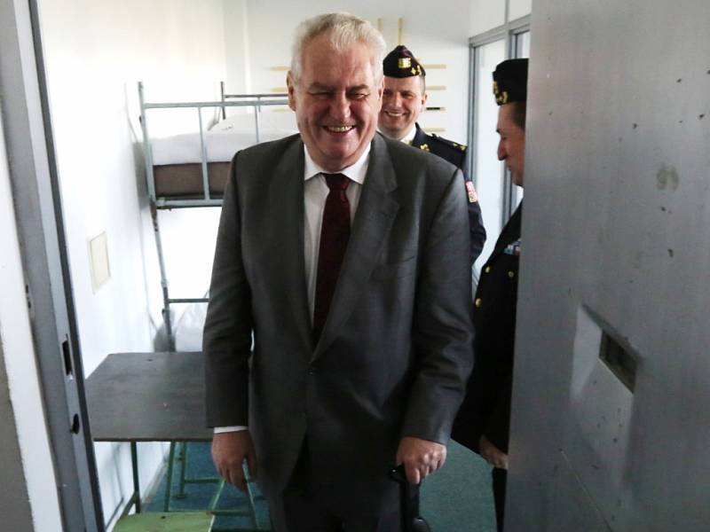 Prezident Miloš Zeman ve cvičné cele Akademie Vězeňské služby České republiky.