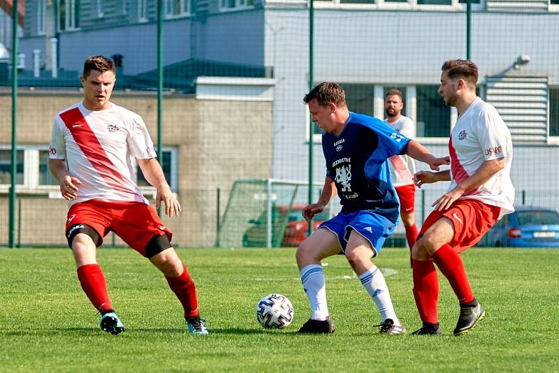 Utkání Hodkovice (modré dresy) - Rozstání skončilo výsledkem 1:3.