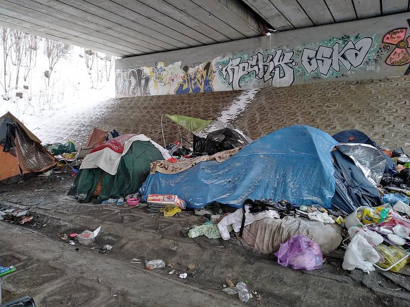 Český červený kříž spolu s libereckou městskou policií pomohl lidem bez domova