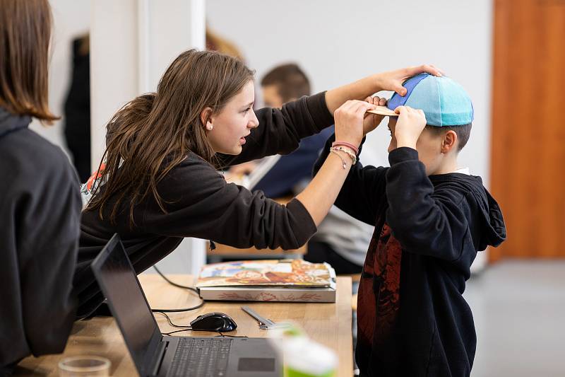 Kluci a holky soutěžili v libereckém iQFABLABu o nejlepší módní doplněk. O vítězi rozhodne veřejnost při hlasování na internetu.