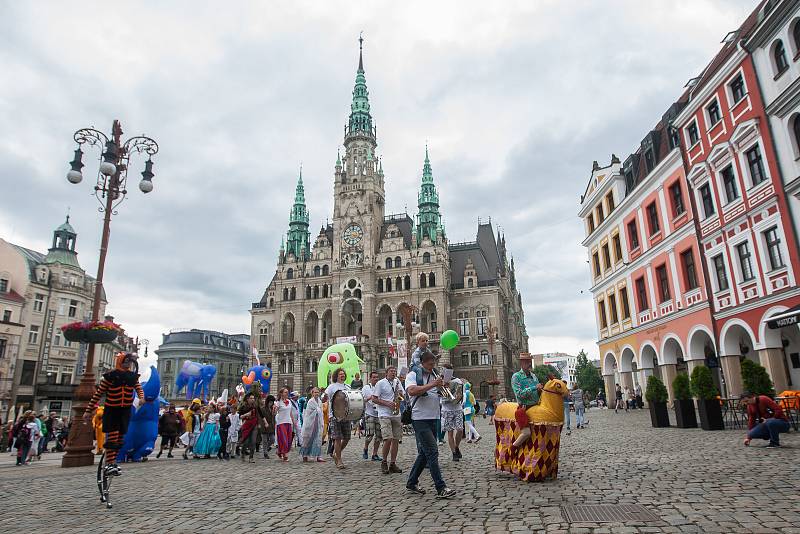 Průvodem loutek a masek odstartoval 13. června v Liberci festival profesionálních loutkových divadel. Průvod vedl od Naivního divadla přes náměstí Dr. E. Beneše a zpět.