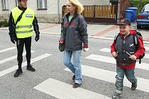 Policisté na přechodech hlídají bezpečnost dětí