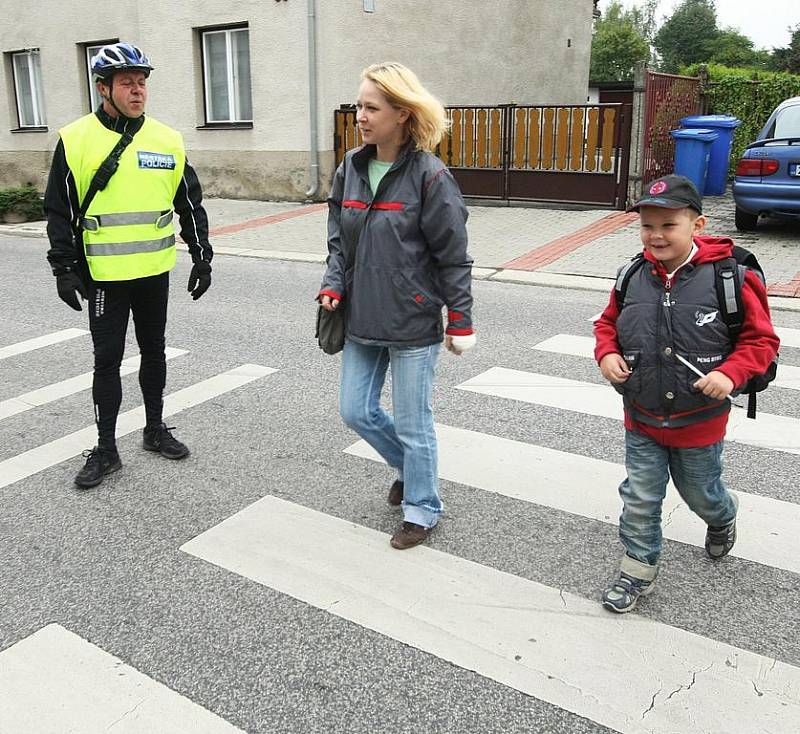 Policisté na přechodech hlídají bezpečnost dětí