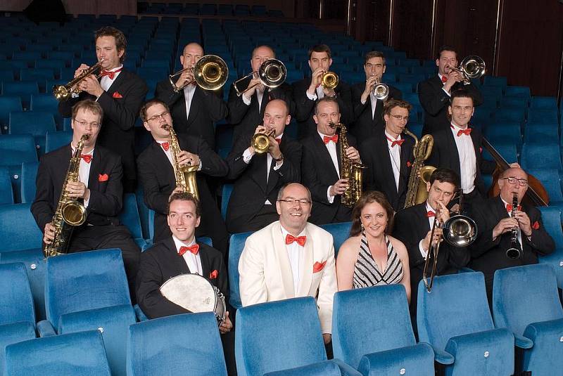 GLENN MILLER ORCHESTRA pod vedením kapelníka Wila Saldena vystoupí dnes v Domě kultury v Liberci.