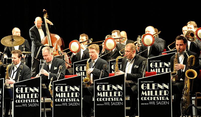 GLENN MILLER ORCHESTRA pod vedením kapelníka Wila Saldena vystoupí dnes v Domě kultury v Liberci.