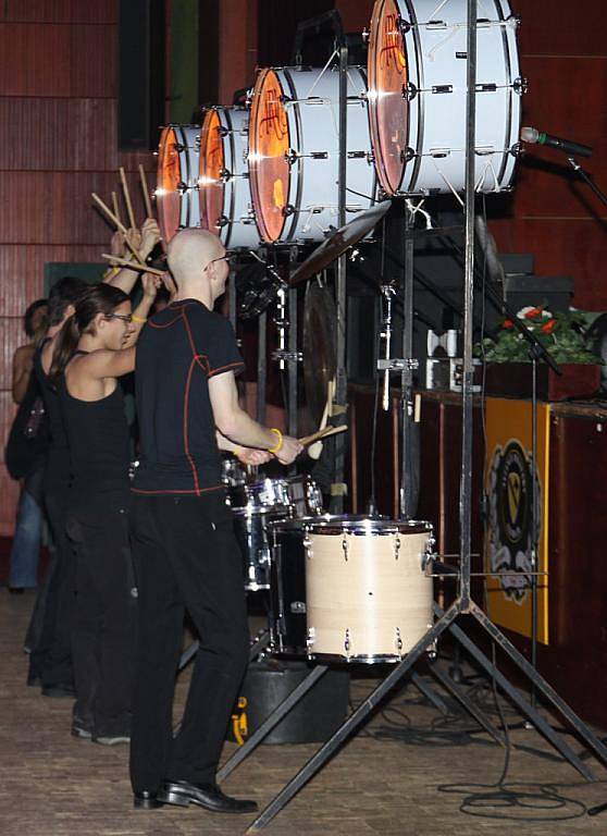 Tóny bubnů skupiny Aries zahájily úvodní oficiální část vojenského plesu