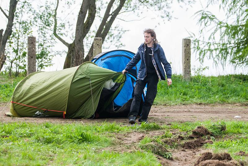 Příznivci techna se sjíždějí 27. dubna na louku u Krásné Studánky v Liberci. Až do úterý 1. května se zde bude konat technoparty.