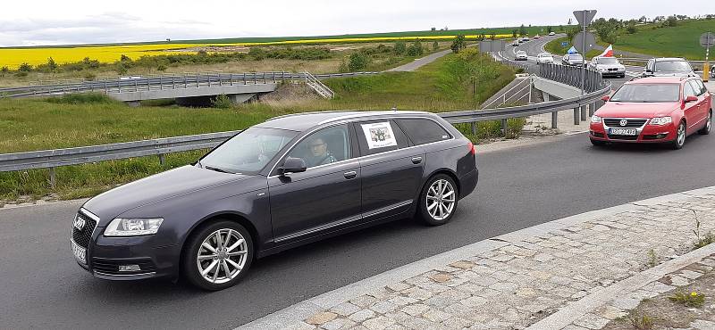 Zaměstnanci a zastánci těžby v dole Turów blokují silnici z Hrádku nad Nisou do polské Bogatynii.