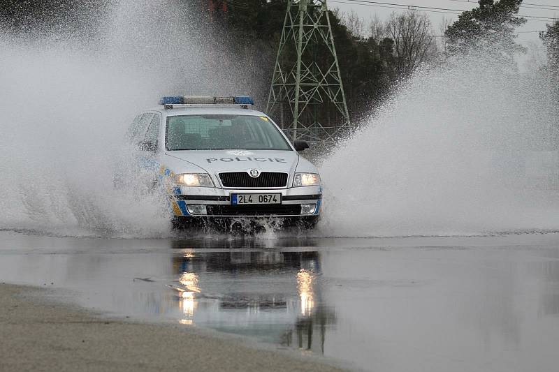 Policisté Libereckého kraje pilují jízdu na polygonu v Sosnové.