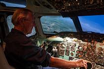 V libereckých Vratislavicích může člověk zažít věrohodný pocit letu či přistání s letadlem Douglas DC-9. Na snímku z 22. června je návštěvník simuláturu.