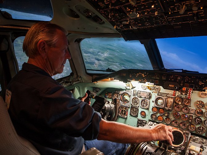 V libereckých Vratislavicích může člověk zažít věrohodný pocit letu či přistání s letadlem Douglas DC-9. Na snímku z 22. června je návštěvník simuláturu.