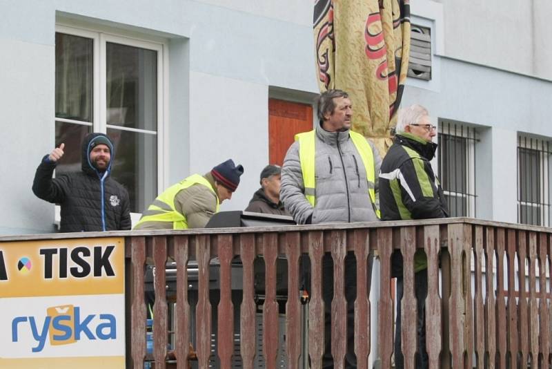 Zatímco fotbalisté Stráže (modré dresy) jsou poslední, Hodkovice drží třetí místo.