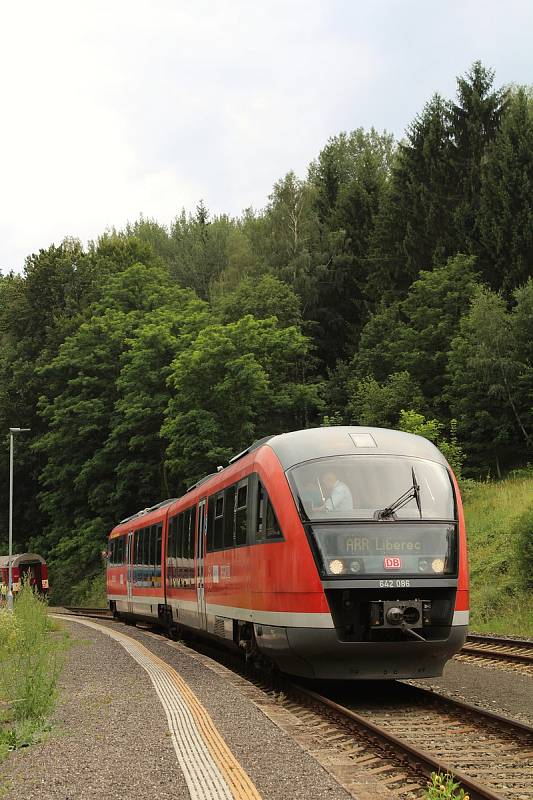 Prezentační jízda železničního dopravce Arriva na tratích v Libereckém kraji. Na snímku vlak Siemens Desiro zachycen před odjezdem ze stanice Sychrov.