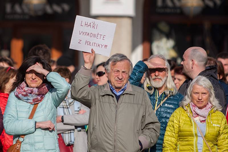 Demostrace nazvaná "Proč? Proto!" proběhla 10. května na náměstí Dr. E. Beneše v Liberci.