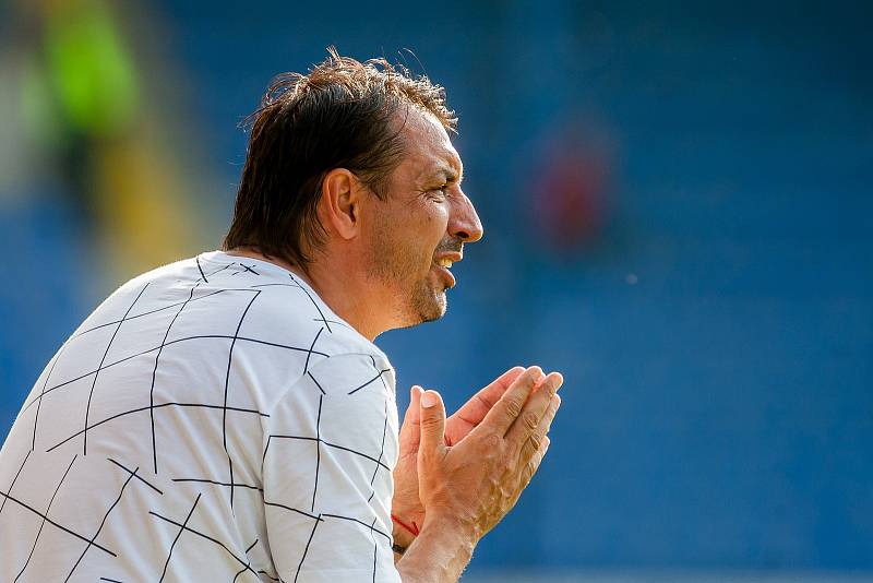 Zápas 1. kola první fotbalové ligy mezi týmy FC Slovan Liberec a MFK Karviná se odehrál 21. července na stadionu U Nisy v Liberci. Na snímku je trenér Zsolt Hornyák.