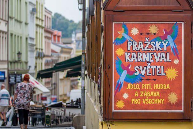 Náměstí Dr. E. Beneše v Liberci se proměnilo v Pražský karneval světel. Filmaři zde pokračovali s přípravami na natáčení filmu s pracovním názvem Bosco.