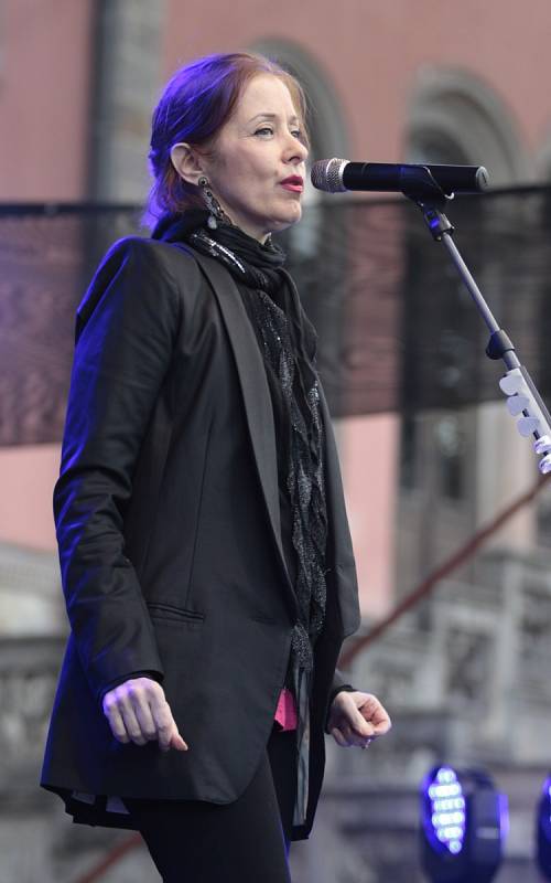 SUZANNE VEGA na koncertě na státním zámku Sychrov. Zpěvačka zde odehrála zhruba hodinu a půl dlouhý koncert ať už za doprovodu kytaristy, kapely nebo sama s akustickou kytarou. Zazněly i její dva největší hity Luka a Tom's Diner.