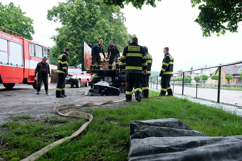 Na břehu Smědé bylo postaveno 44 metrů protipovodňových bariér zapůjčených od Hsičského záchranného sboru Libereckého kraje, na druhé straně drží vodu v korytu pytle, které od rána plní členové SDH Frýdlant a teď už také dobrovolníci