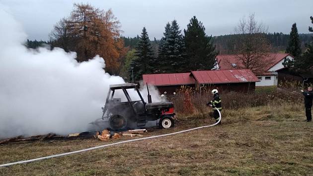 V Malém Ratmírově hořelo dřevo a traktor.