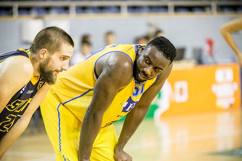 Hradečtí basketbalisté porazili na turnaji slovenský Svit 93:84.