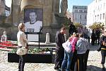 Lidé se přišli s Janem Markem rozloučit také na náměstí Míru, kde byla velkoplošná obrazovka.