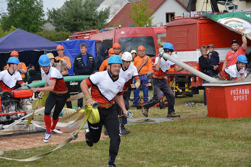 Velká cena Třeboňska v požárním útoku pokračovala soutěží v Mníšku.