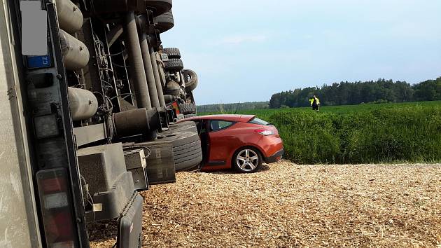 K tragické nehodě došlo v úterý 29. května mezi Štěpánovicemi a Třeboní. Po střetu s nákladním vozidlem zemřela řidička osobního vozu.