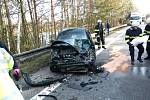 U Třeboně v blízkosti Nové Hlíny se v pátek ráno střetla dodávka a dvě osobní auta. Dva muži v troskách favoritu na místě zemřeli. 