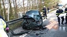 U Třeboně v blízkosti Nové Hlíny se v pátek ráno střetla dodávka a dvě osobní auta. Dva muži v troskách favoritu na místě zemřeli. 