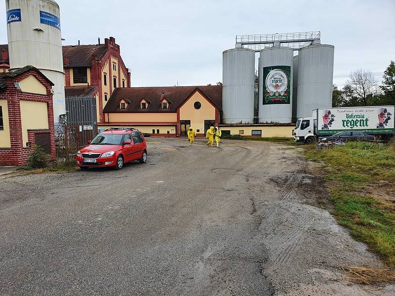 Zásah hasičů u unikajícího čpavku v třeboňském pivovaru Regent.