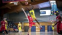 Jindřichohradečtí basketbalisté (ve žlutém) v 3. kole Českého poháru vyřadili Olomoucko.